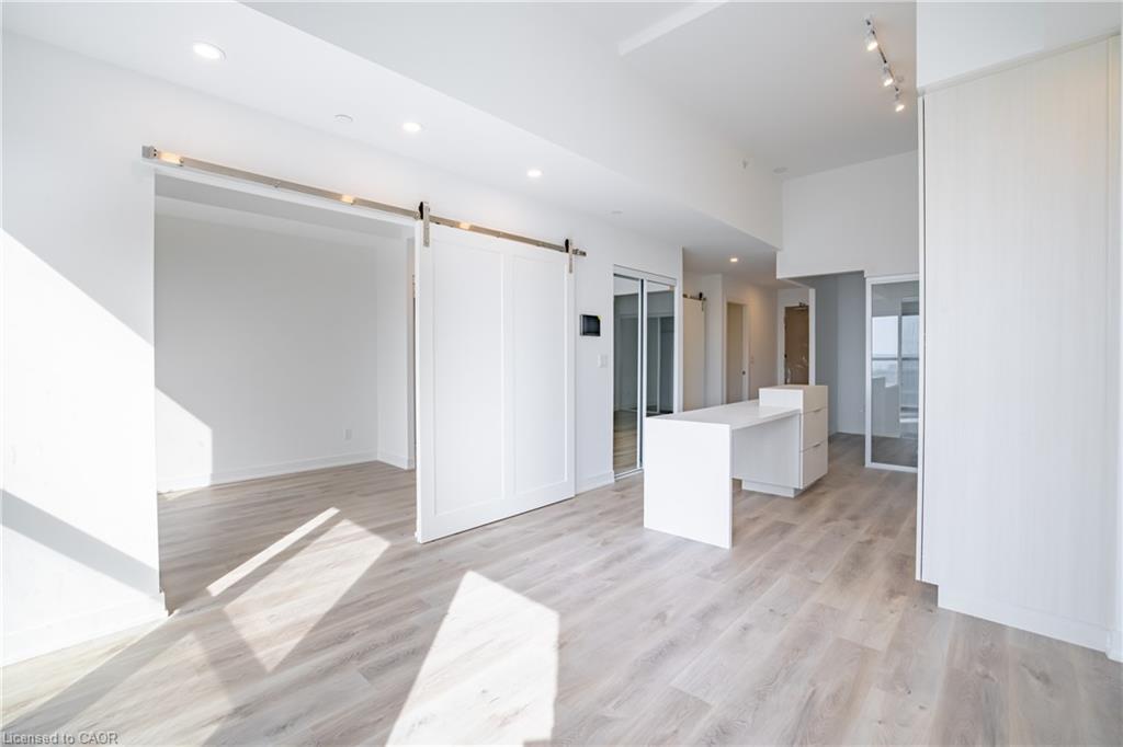 307-370 Martha Street, Burlington, ON - Indoor