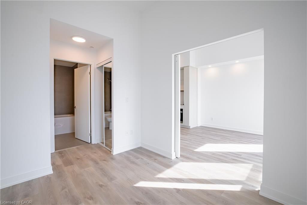 307-370 Martha Street, Burlington, ON - Indoor Photo Showing Other Room