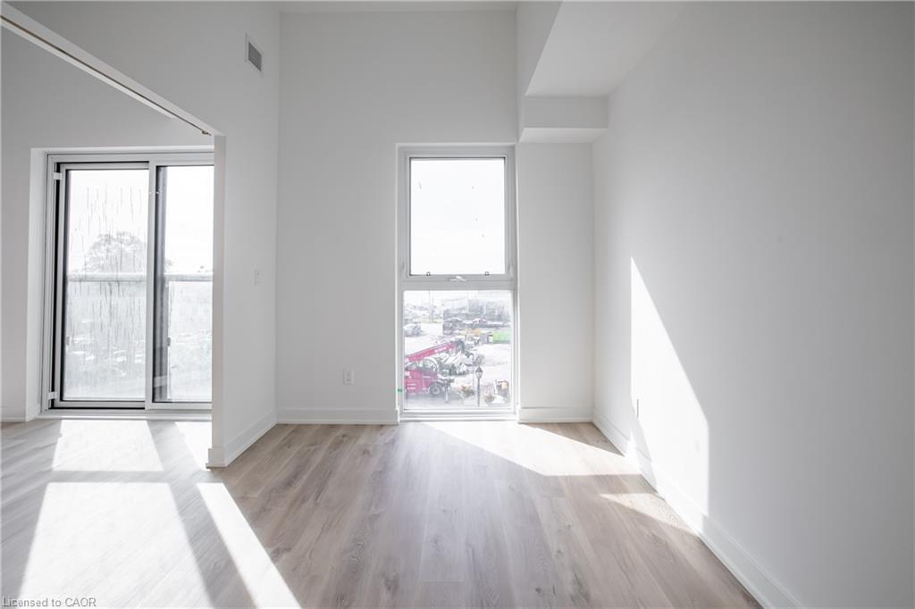 307-370 Martha Street, Burlington, ON - Indoor Photo Showing Other Room