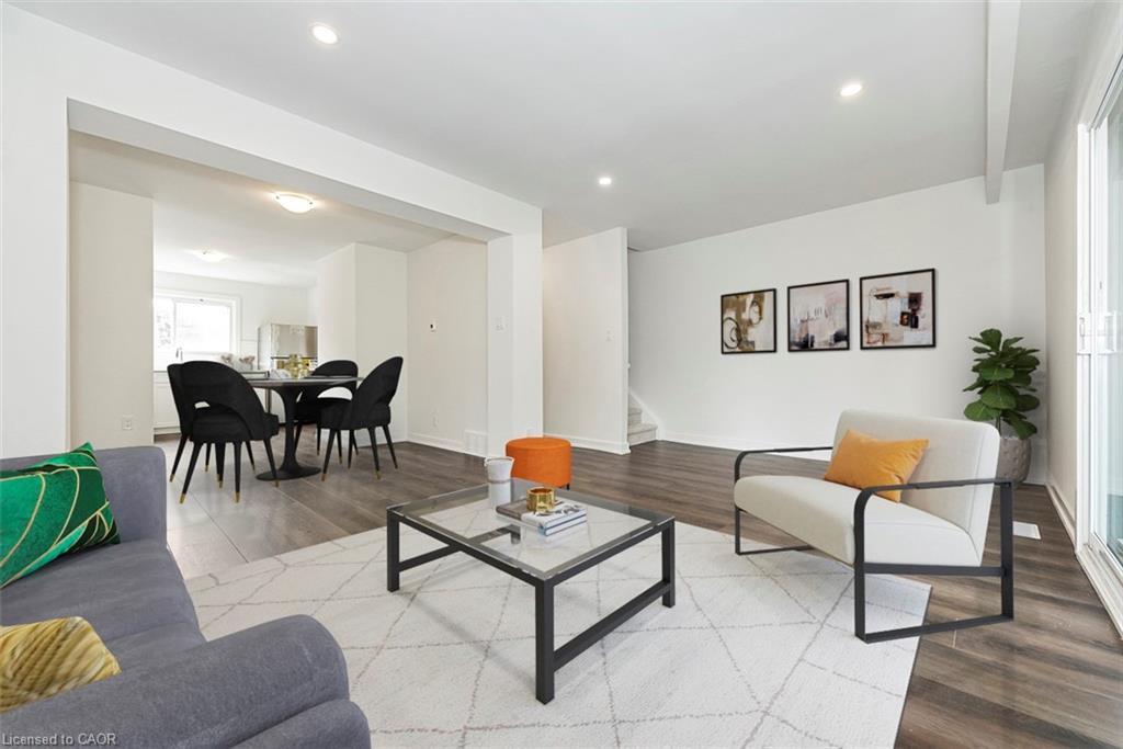 2-20 Anna Capri Drive, Hamilton, ON - Indoor Photo Showing Living Room