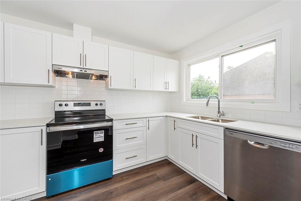 2-20 Anna Capri Drive, Hamilton, ON - Indoor Photo Showing Kitchen With Double Sink