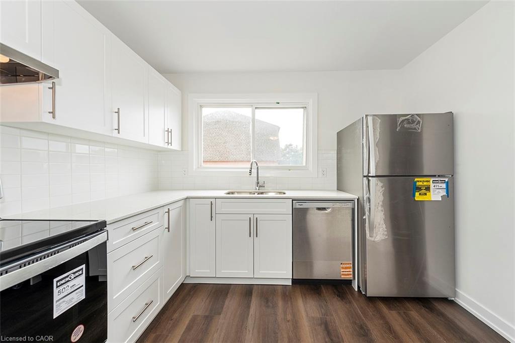 2-20 Anna Capri Drive, Hamilton, ON - Indoor Photo Showing Kitchen With Double Sink
