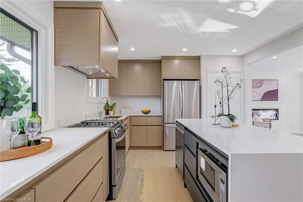 13 Skyland Drive, Hamilton, ON - Indoor Photo Showing Kitchen With Upgraded Kitchen