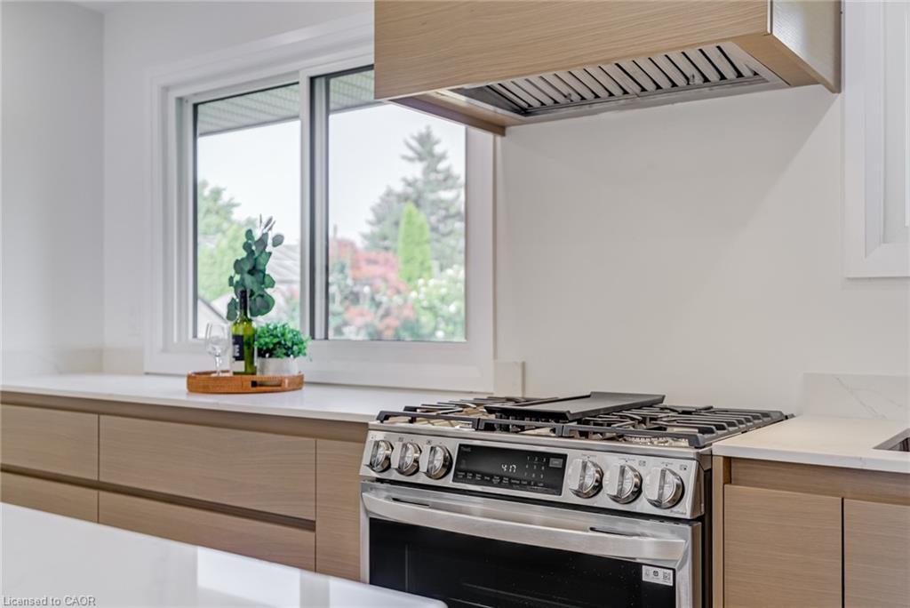 13 Skyland Drive, Hamilton, ON - Indoor Photo Showing Kitchen