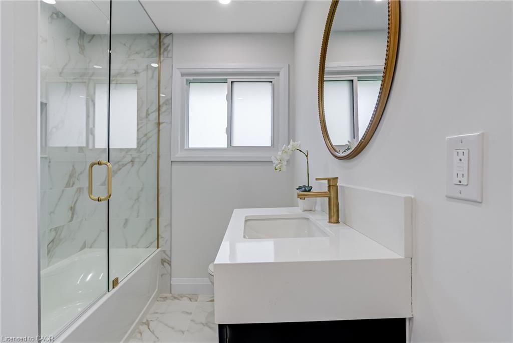 13 Skyland Drive, Hamilton, ON - Indoor Photo Showing Bathroom