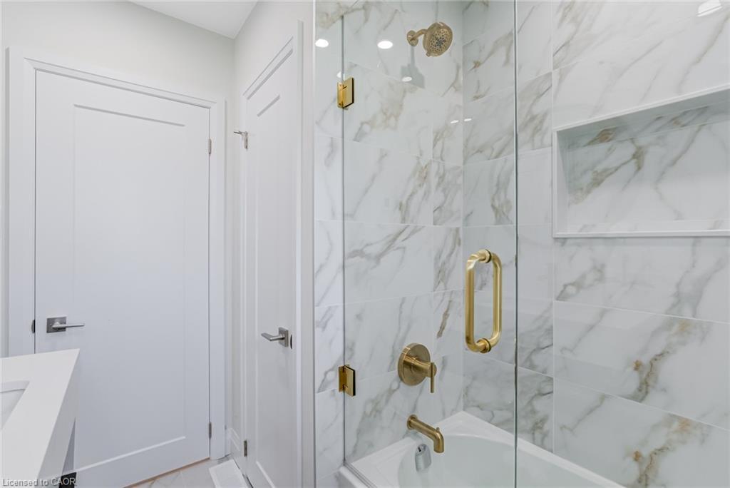 13 Skyland Drive, Hamilton, ON - Indoor Photo Showing Bathroom