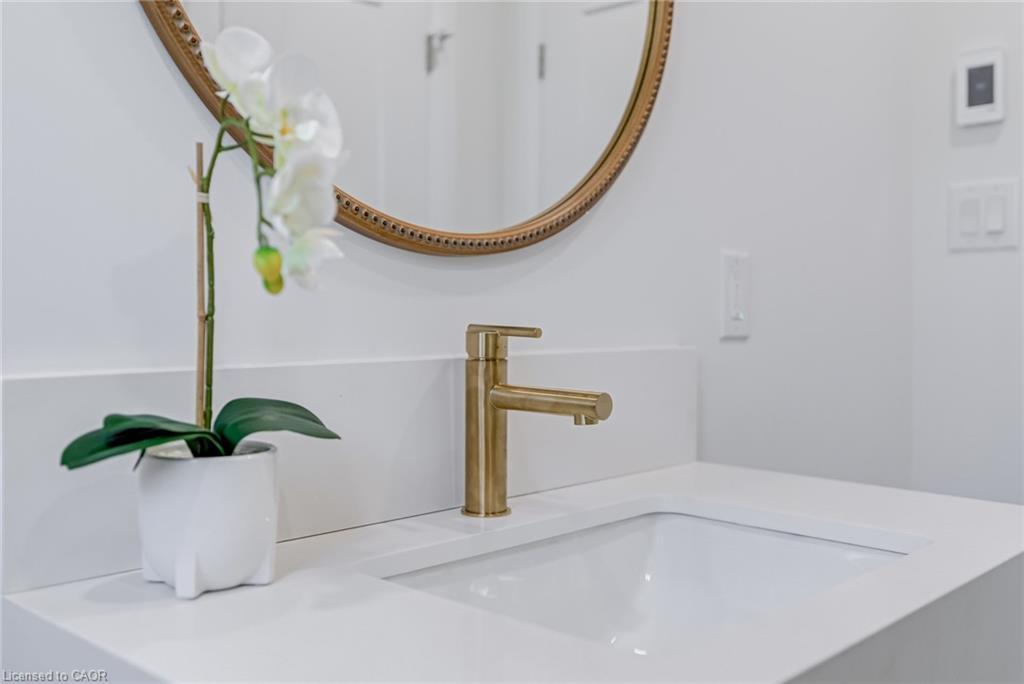 13 Skyland Drive, Hamilton, ON - Indoor Photo Showing Bathroom