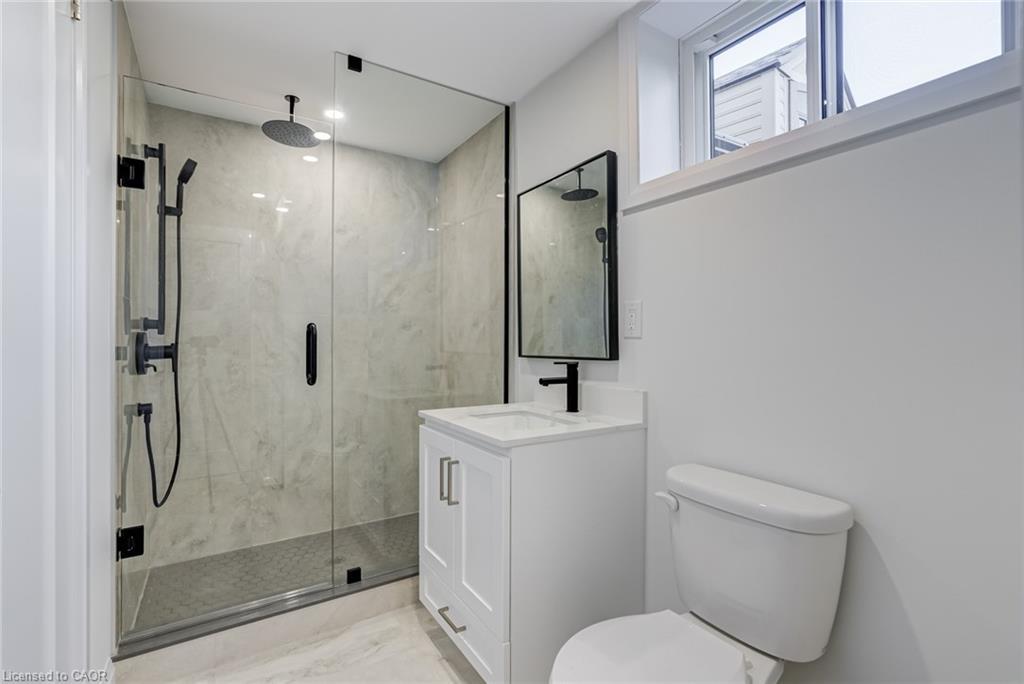 13 Skyland Drive, Hamilton, ON - Indoor Photo Showing Bathroom
