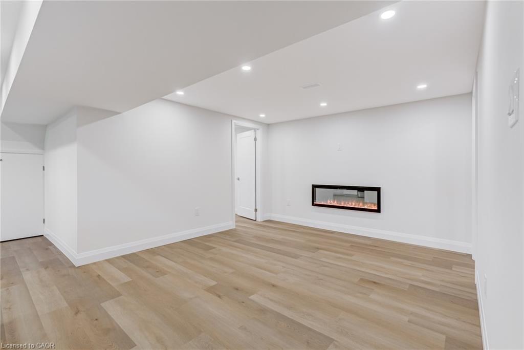 13 Skyland Drive, Hamilton, ON - Indoor Photo Showing Other Room