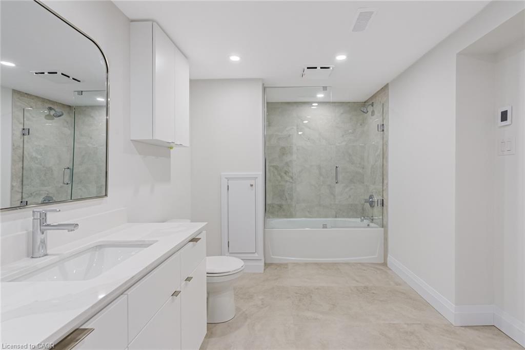 13 Skyland Drive, Hamilton, ON - Indoor Photo Showing Bathroom