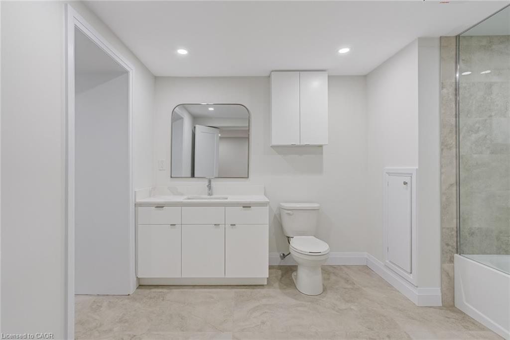 13 Skyland Drive, Hamilton, ON - Indoor Photo Showing Bathroom