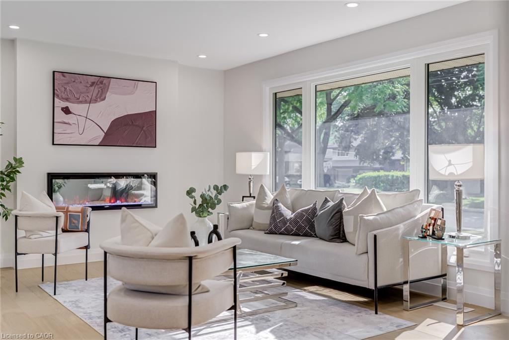 13 Skyland Drive, Hamilton, ON - Indoor Photo Showing Living Room