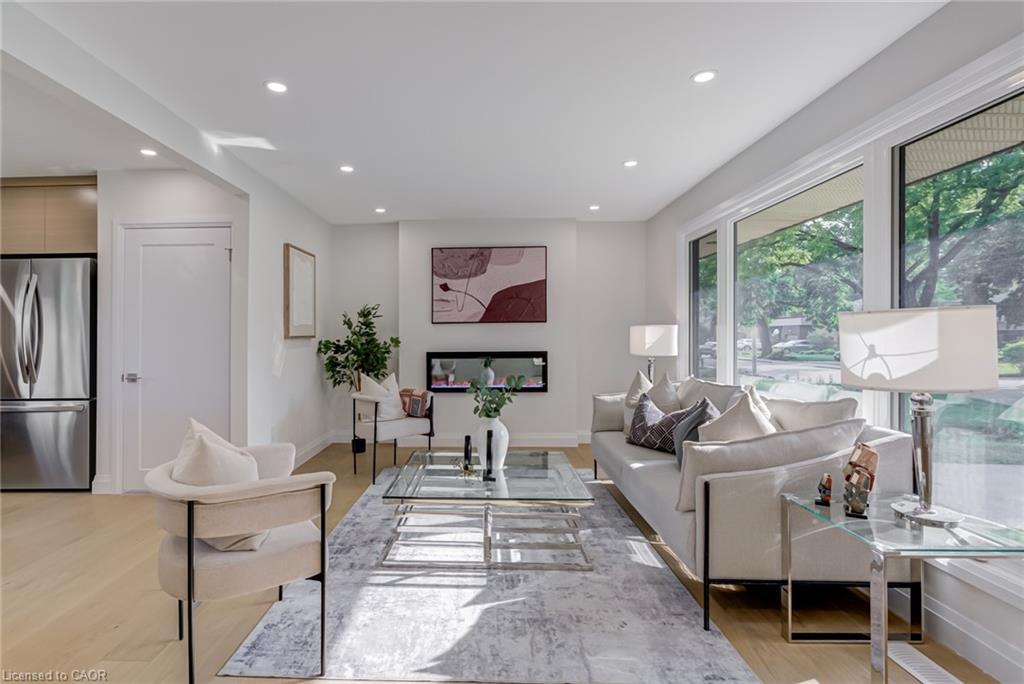 13 Skyland Drive, Hamilton, ON - Indoor Photo Showing Living Room