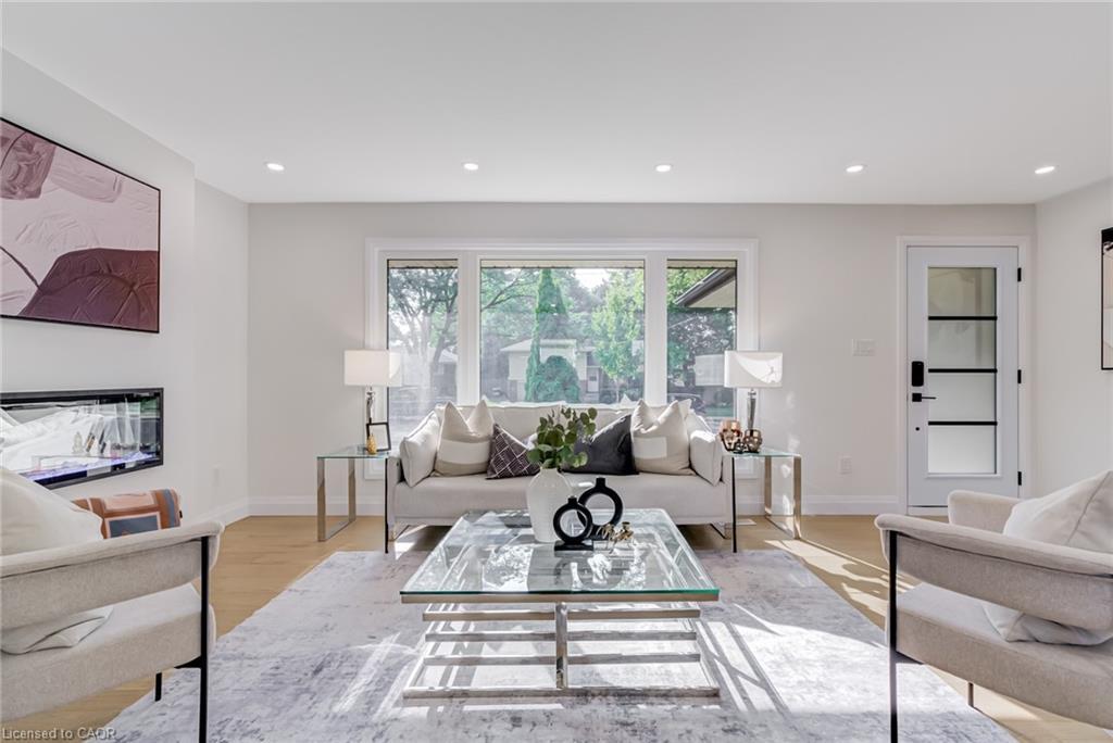 13 Skyland Drive, Hamilton, ON - Indoor Photo Showing Living Room