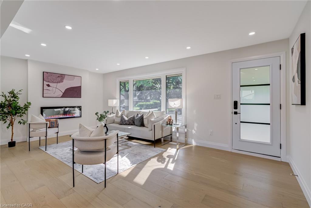 13 Skyland Drive, Hamilton, ON - Indoor Photo Showing Living Room