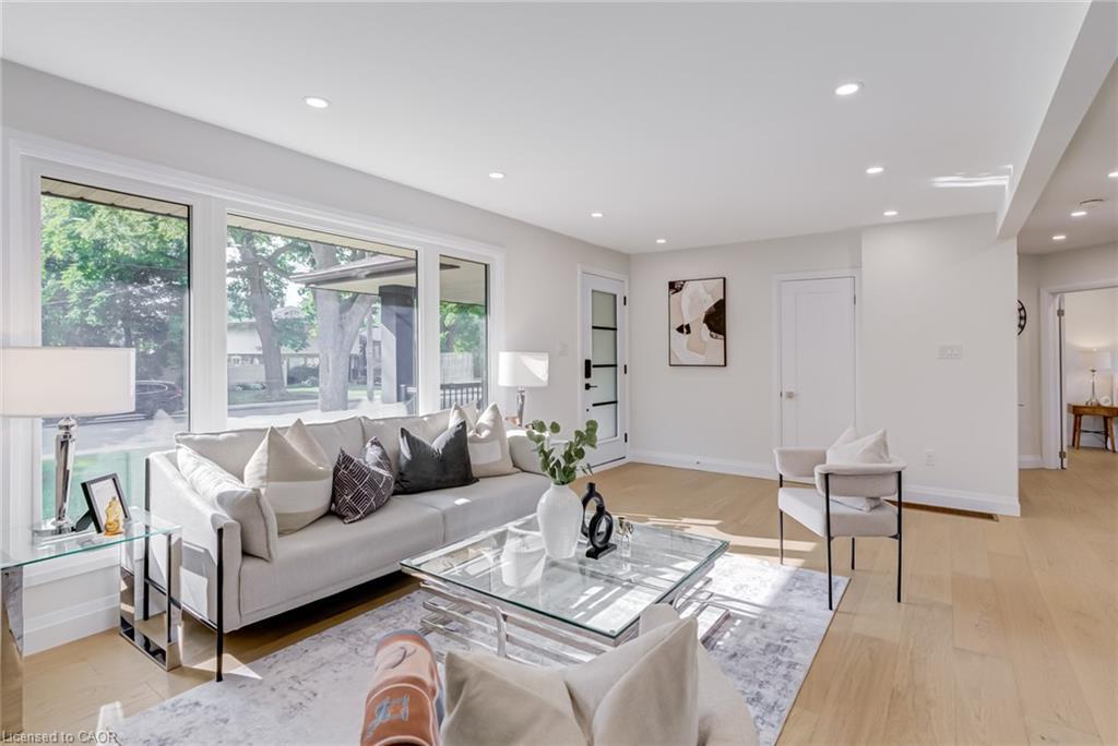 13 Skyland Drive, Hamilton, ON - Indoor Photo Showing Living Room