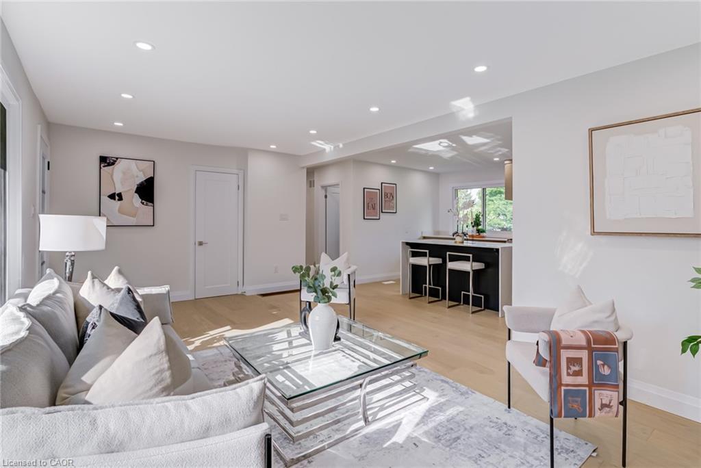 13 Skyland Drive, Hamilton, ON - Indoor Photo Showing Living Room