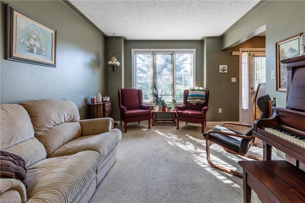 33 Oak Crescent, Hagersville, ON - Indoor Photo Showing Living Room