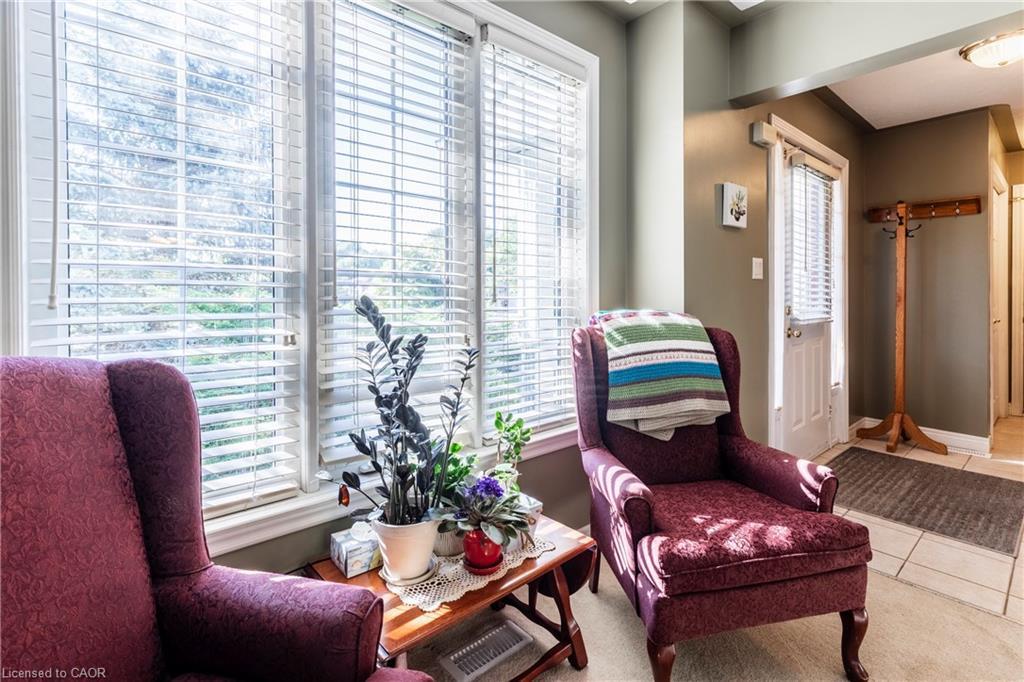 33 Oak Crescent, Hagersville, ON - Indoor Photo Showing Living Room