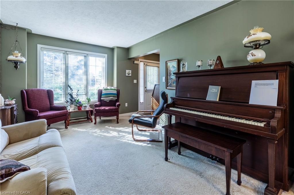33 Oak Crescent, Hagersville, ON - Indoor Photo Showing Living Room