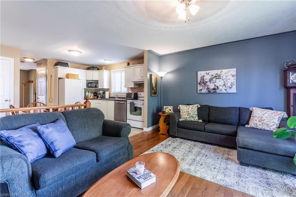 33 Oak Crescent, Hagersville, ON - Indoor Photo Showing Living Room