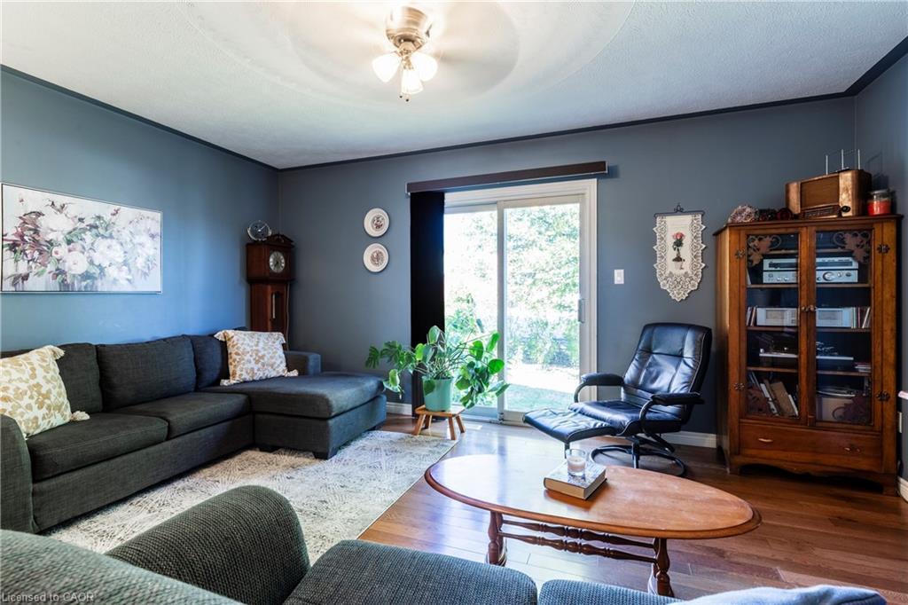 33 Oak Crescent, Hagersville, ON - Indoor Photo Showing Living Room