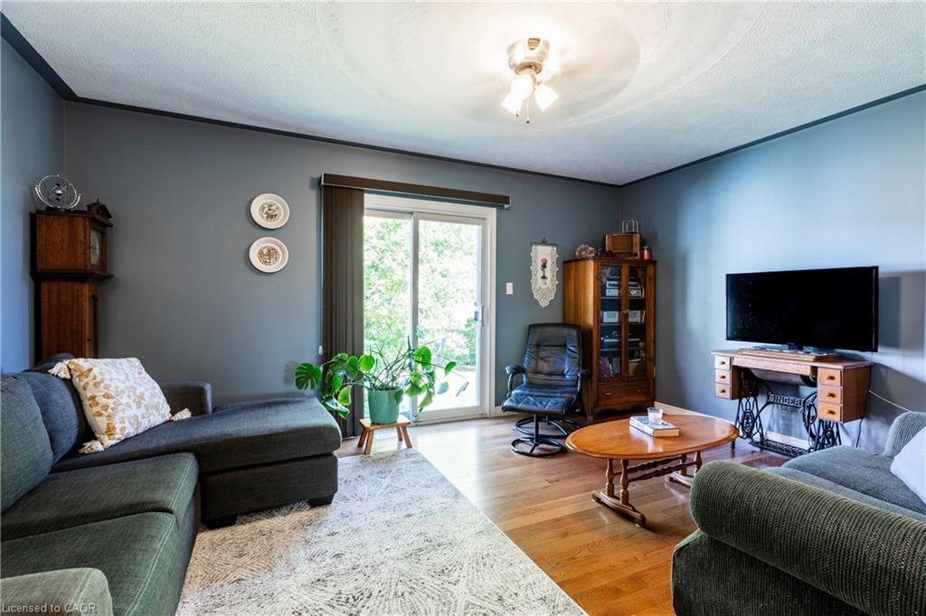 33 Oak Crescent, Hagersville, ON - Indoor Photo Showing Living Room