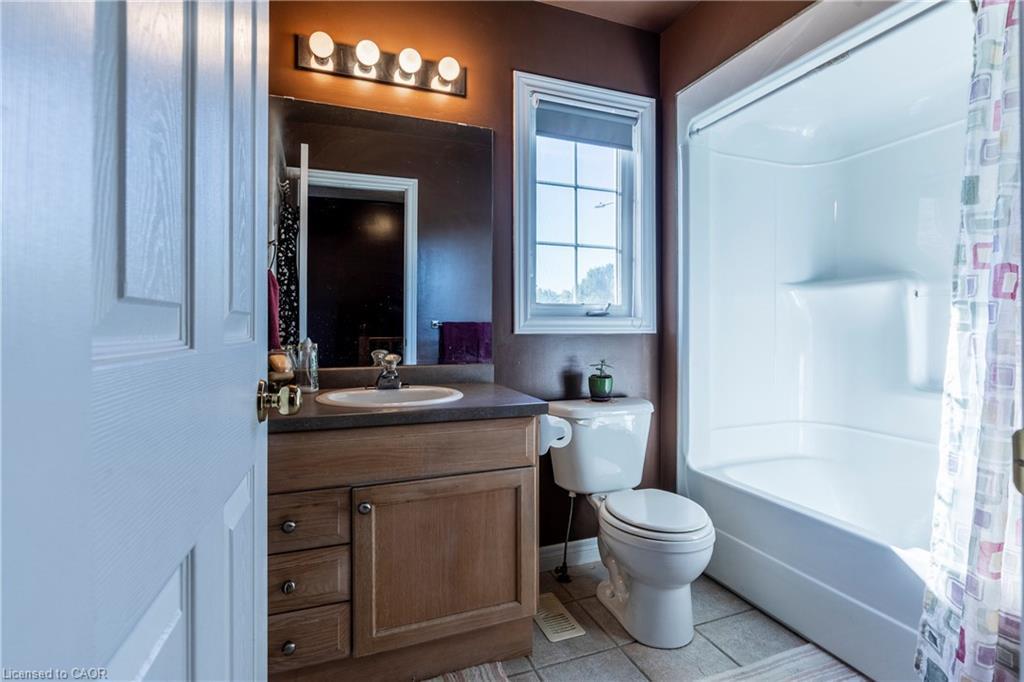 33 Oak Crescent, Hagersville, ON - Indoor Photo Showing Bathroom