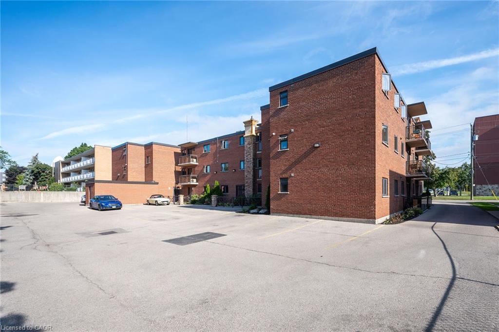 303-1212 Fennell Avenue E, Hamilton, ON - Outdoor