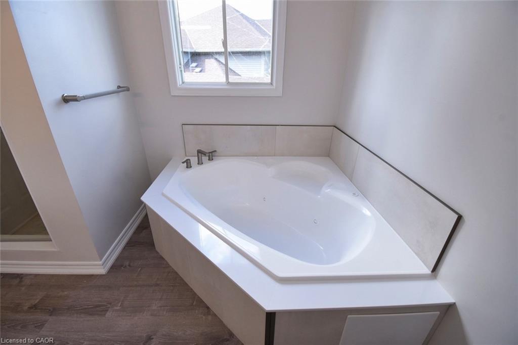 29 Riviera Ridge, Stoney Creek, ON - Indoor Photo Showing Bathroom