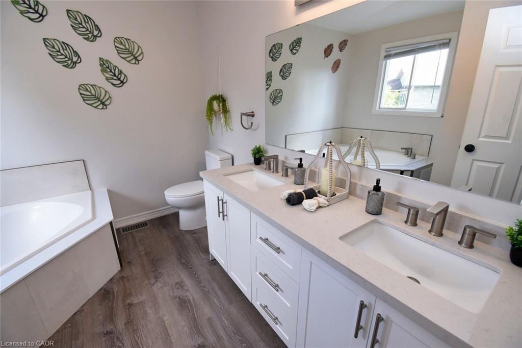 29 Riviera Ridge, Stoney Creek, ON - Indoor Photo Showing Bathroom