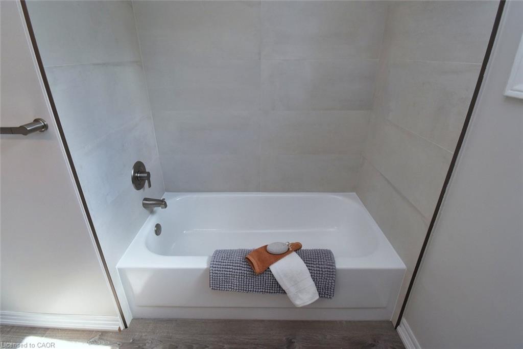 29 Riviera Ridge, Stoney Creek, ON - Indoor Photo Showing Bathroom