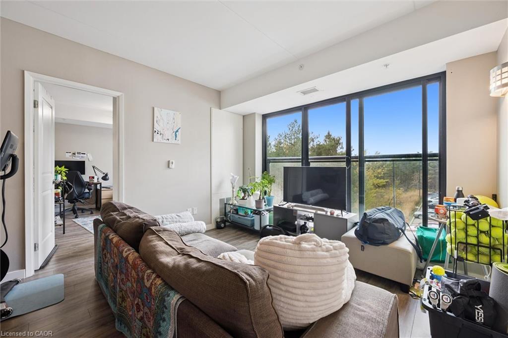 220-1291 Gordon Street, Guelph, ON - Indoor Photo Showing Living Room