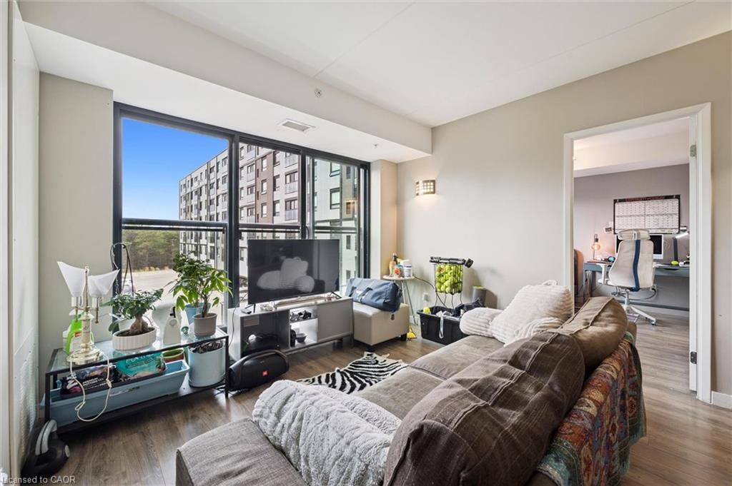 220-1291 Gordon Street, Guelph, ON - Indoor Photo Showing Living Room