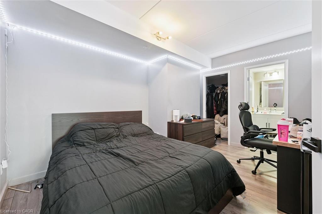 220-1291 Gordon Street, Guelph, ON - Indoor Photo Showing Bedroom
