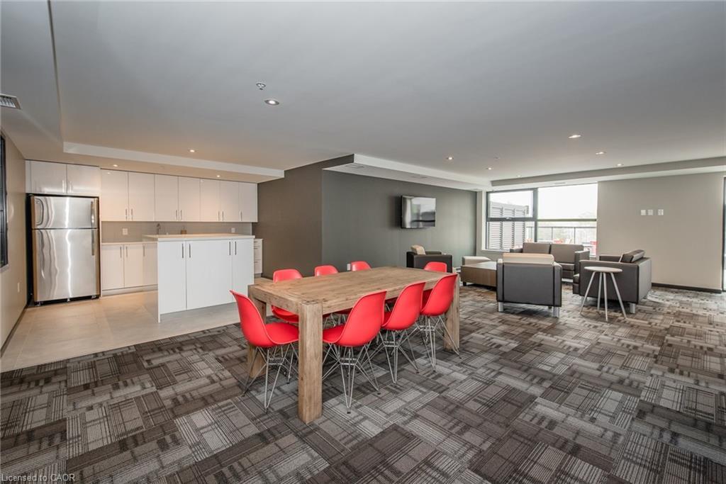 220-1291 Gordon Street, Guelph, ON - Indoor Photo Showing Other Room