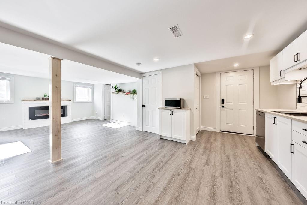 Lower-47 Castlefield Drive, Hamilton, ON - Indoor Photo Showing Kitchen