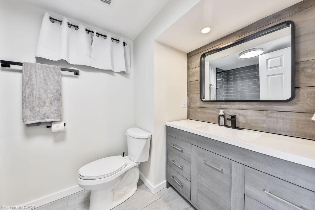 Lower-47 Castlefield Drive, Hamilton, ON - Indoor Photo Showing Bathroom