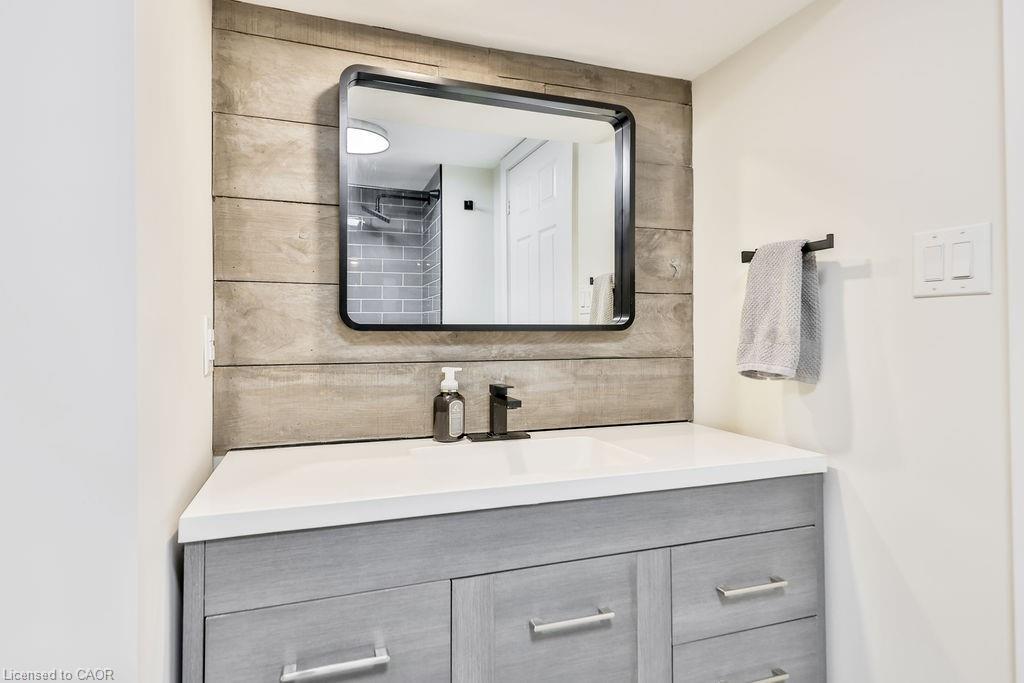 Lower-47 Castlefield Drive, Hamilton, ON - Indoor Photo Showing Bathroom