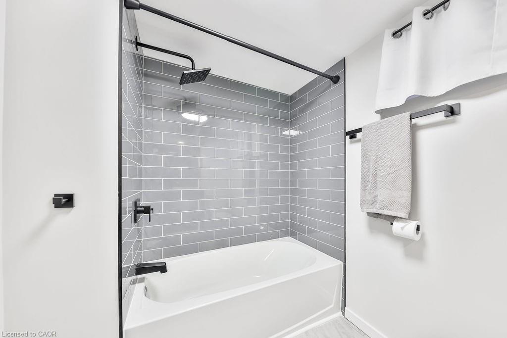Lower-47 Castlefield Drive, Hamilton, ON - Indoor Photo Showing Bathroom