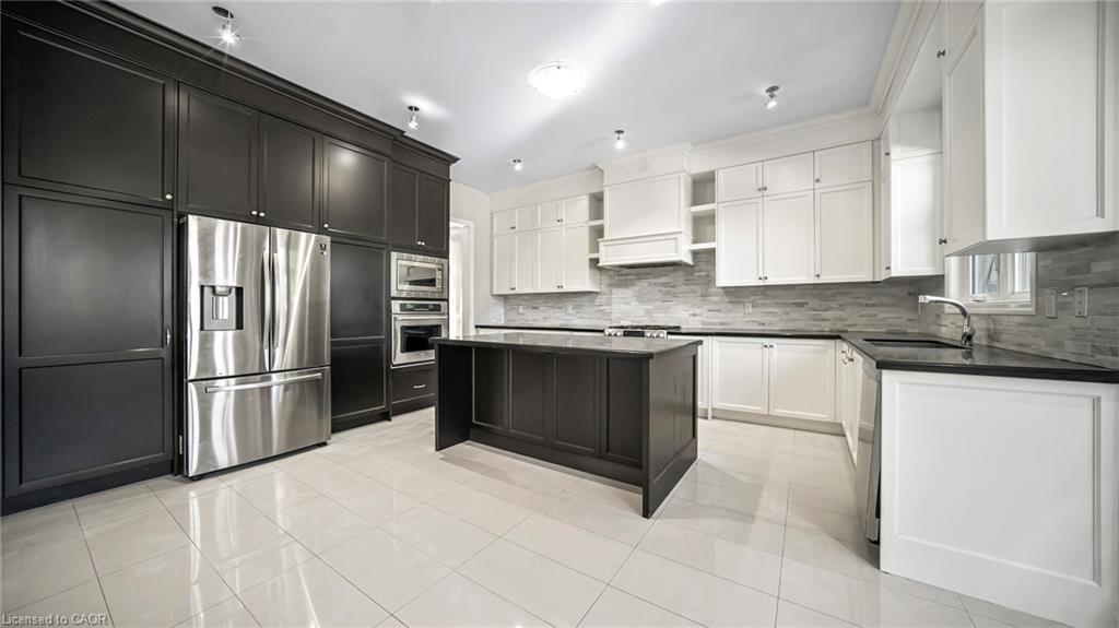 129 Robert Berry Crescent, King City, ON - Indoor Photo Showing Kitchen With Upgraded Kitchen