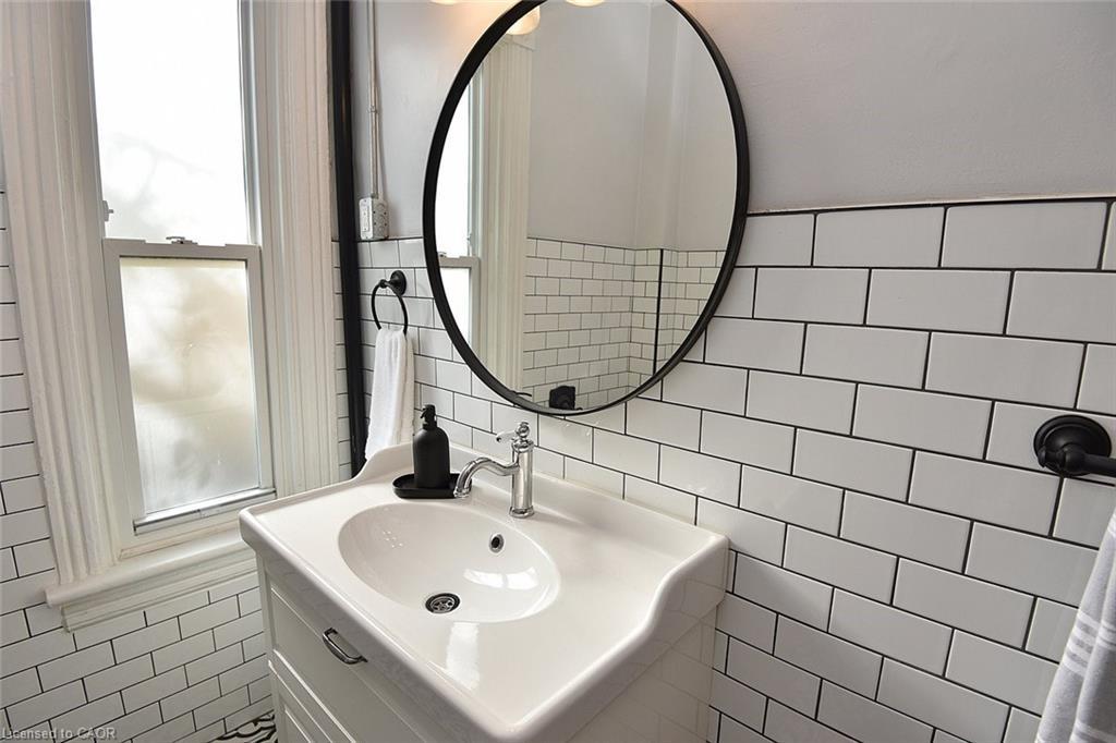 277 Main Street W, Hamilton, ON - Indoor Photo Showing Bathroom