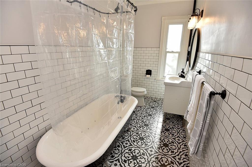 277 Main Street W, Hamilton, ON - Indoor Photo Showing Bathroom