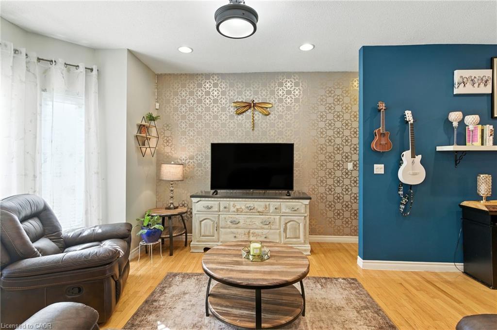 487 Catharine Street N, Hamilton, ON - Indoor Photo Showing Living Room