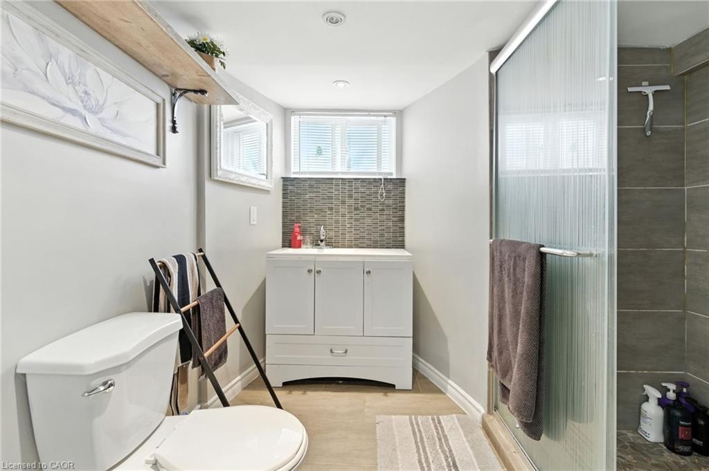 487 Catharine Street N, Hamilton, ON - Indoor Photo Showing Bathroom