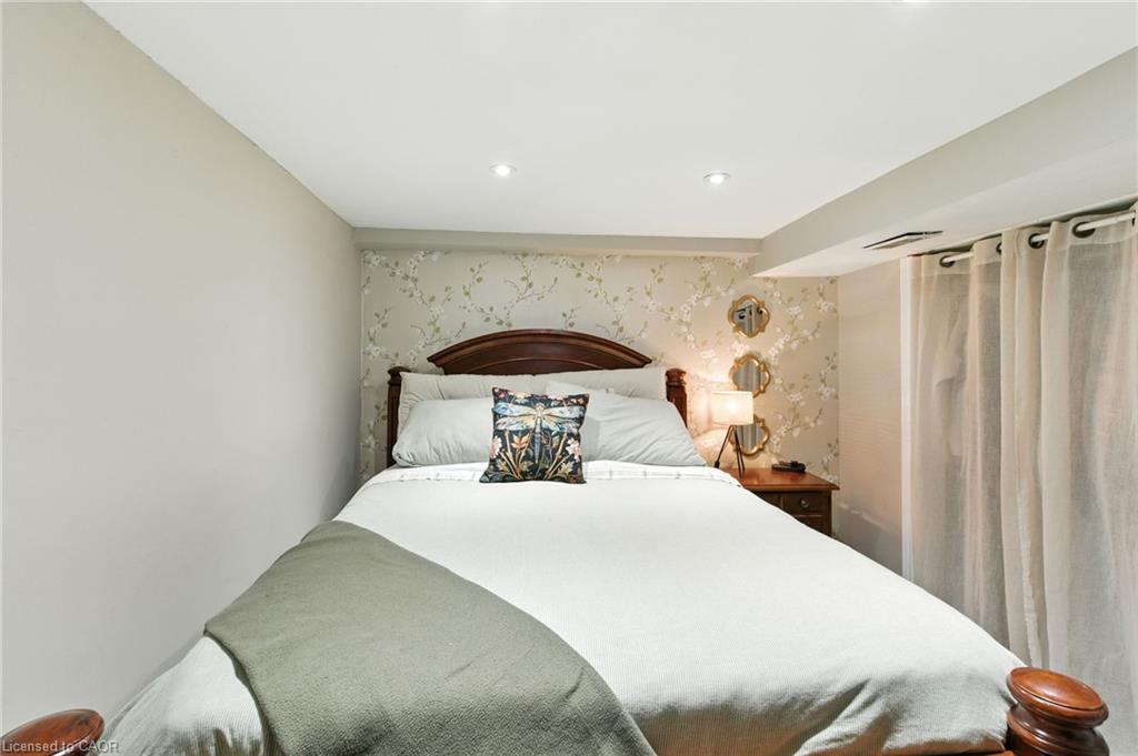 487 Catharine Street N, Hamilton, ON - Indoor Photo Showing Bedroom
