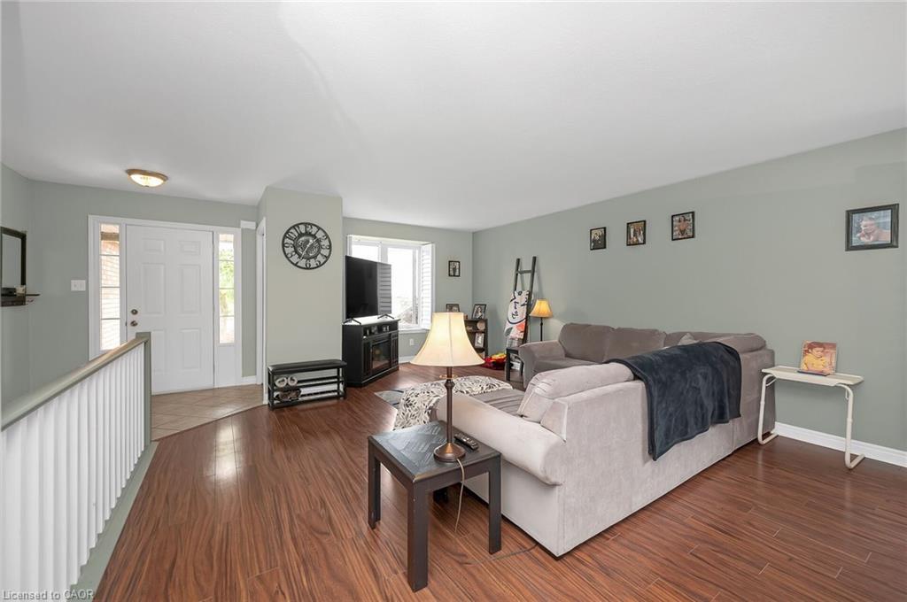 307 Brant County Rd #18, Brantford, ON - Indoor Photo Showing Living Room