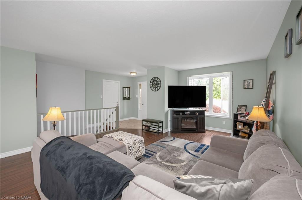 307 Brant County Rd #18, Brantford, ON - Indoor Photo Showing Living Room