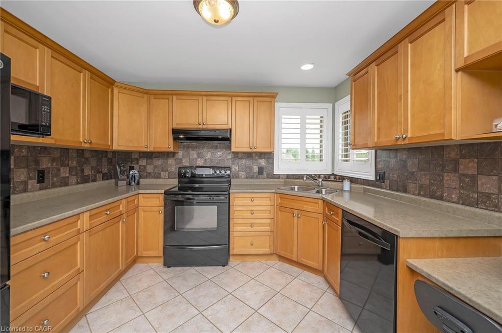 307 Brant County Rd #18, Brantford, ON - Indoor Photo Showing Kitchen With Double Sink