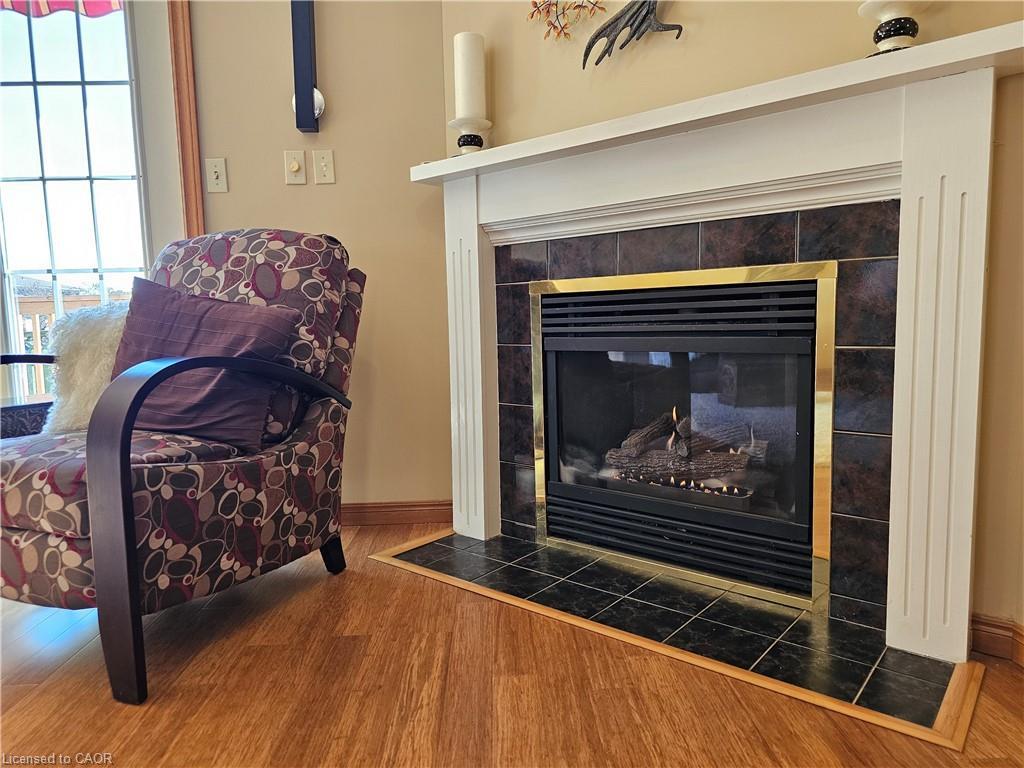 11-42 Donly Drive S, Simcoe, ON - Indoor Photo Showing Living Room With Fireplace